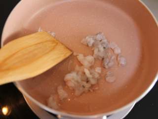 芦笋虾仁钱袋蛋包饭（适合15个月以上的宝宝）,虾仁切碎，加入锅中炒变色