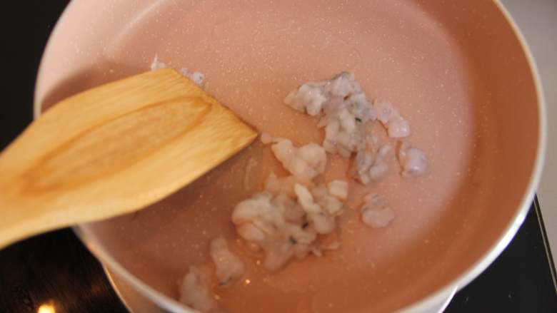 芦笋虾仁钱袋蛋包饭（适合15个月以上的宝宝）,虾仁切碎，加入锅中炒变色