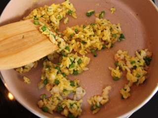 芦笋虾仁钱袋蛋包饭（适合15个月以上的宝宝）,加入抓好的蛋黄米饭翻炒，然后捏成饭团备用