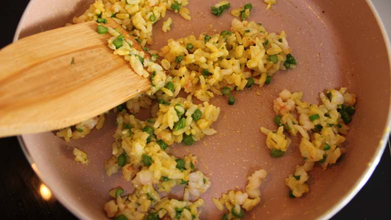 芦笋虾仁钱袋蛋包饭（适合15个月以上的宝宝）,加入抓好的蛋黄米饭翻炒，然后捏成饭团备用