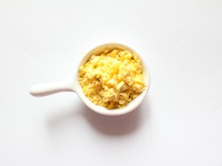三色亲子丼稀饭（适合11个月龄以上的宝宝）,蛋黄用勺子压成泥