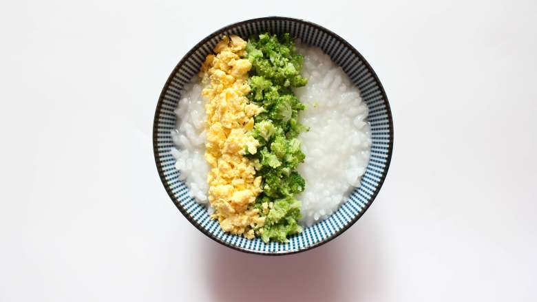 三色亲子丼稀饭（适合11个月龄以上的宝宝）,摆在西兰花碎一边