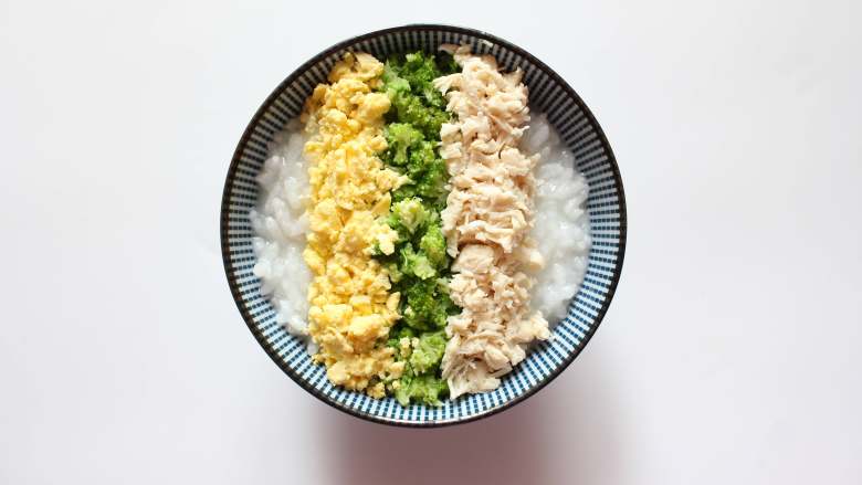 三色亲子丼稀饭（适合11个月龄以上的宝宝）,鸡腿肉碎摆在另一边即可