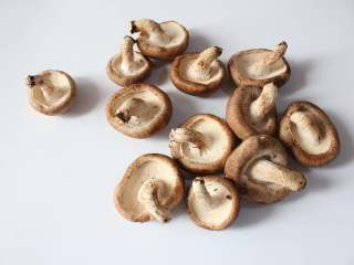 香菇粉（适合8个月龄以上的宝宝）,准备适量的香菇