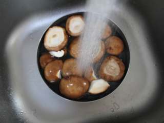 香菇粉（适合8个月龄以上的宝宝）,流动水清洗一下