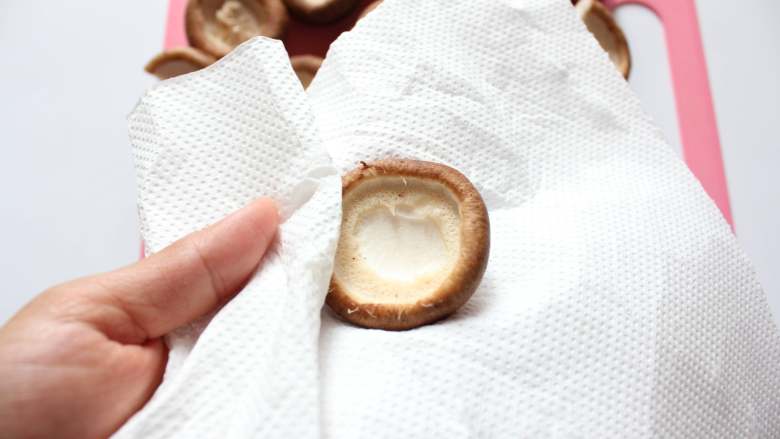 香菇粉（适合8个月龄以上的宝宝）,用厨房用纸吸干表面水份