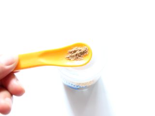 香菇粉（适合8个月龄以上的宝宝）,全部打磨完毕，香菇粉非常细，如同勺子里面一样的细腻