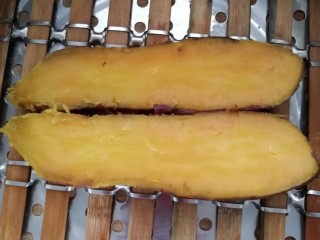 酥脆红薯面包棒,红薯蒸熟，放盆里倒碎，趁热加入白糖，搅拌均匀。