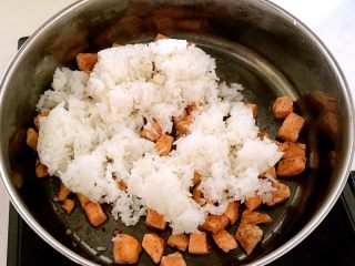 炒饭秀＋三文鱼牛油果炒饭,加入热米饭