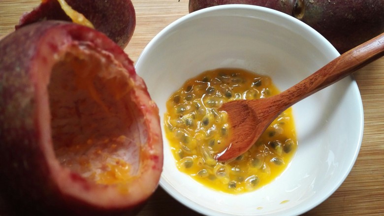 百香果味小汤圆,用勺子挖出里面的果肉。