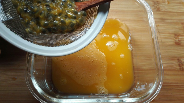 百香果味小汤圆,把挖出的果肉过滤出汁（约50g左右汁）。