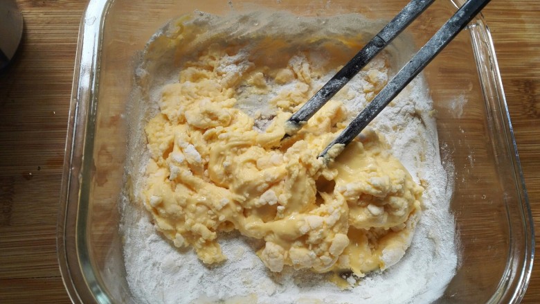 百香果味小汤圆,搅拌至糯米粉如图抱团（加入糯米粉大约50g）。