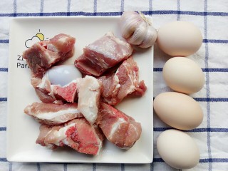 砂锅煮鸡蛋扇骨,准备食材：扇骨和四个鸡蛋，蒜头