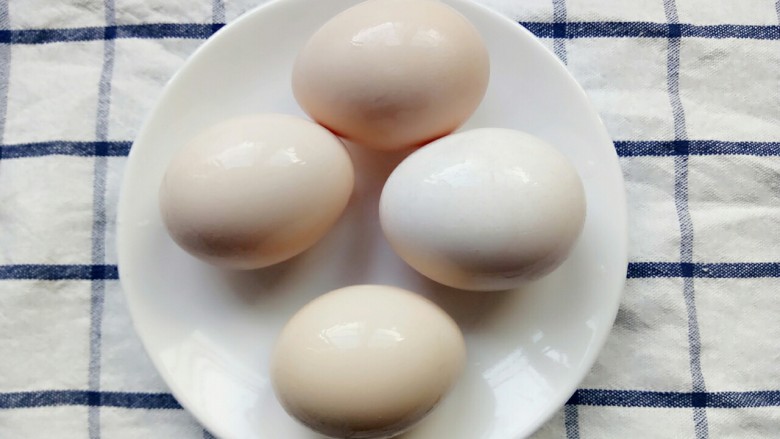 砂锅煮鸡蛋扇骨,鸡蛋壳稍微洗一下
