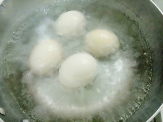 砂锅煮鸡蛋扇骨,然后冷水放入后煮五分钟