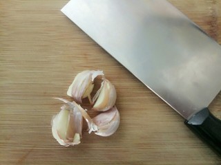 砂锅煮鸡蛋扇骨,煮鸡蛋的时候蒜头用刀拍扁