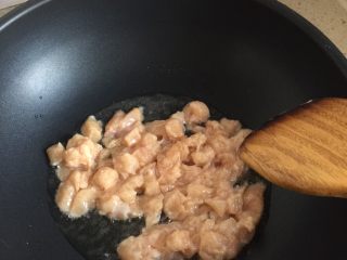 咖喱鸡肉饭,放入腌好的鸡丁炒8分熟