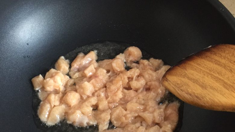 咖喱鸡肉饭,放入腌好的鸡丁炒8分熟