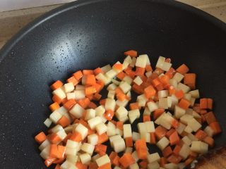 咖喱鸡肉饭,锅内再放少量油，放入土豆和胡萝卜丁煸炒一下