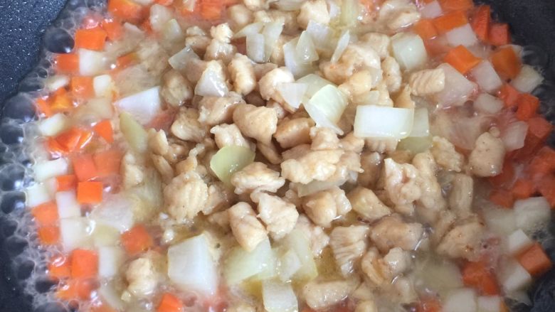 咖喱鸡肉饭,当胡萝卜和土豆丁煮到可以吃了时放入炒好的鸡肉丁