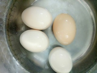 砂锅煮鸡蛋扇骨,煮好的鸡蛋用冷水泡一下