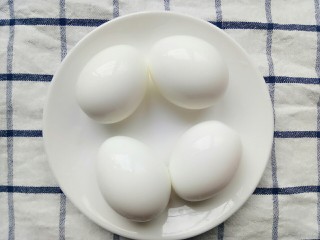砂锅煮鸡蛋扇骨,泡了冷水的鸡蛋容易去壳
