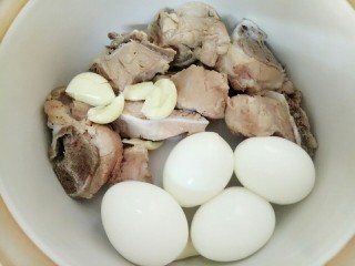 砂锅煮鸡蛋扇骨,去壳好的鸡蛋也放入扇骨中