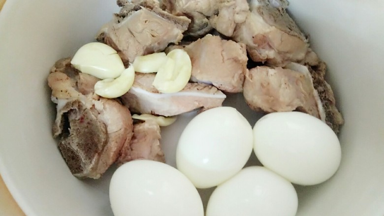 砂锅煮鸡蛋扇骨,去壳好的鸡蛋也放入扇骨中