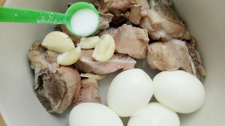 砂锅煮鸡蛋扇骨,然后加入两勺盐