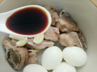 砂锅煮鸡蛋扇骨,再加入两勺酱油