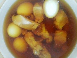 砂锅煮鸡蛋扇骨,最后加入水再搅拌一下，水稍微盖过一些（因为用砂锅煮水容易干）
