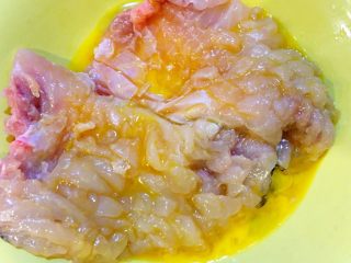 松鼠鳜鱼,鱼肉用盐，料酒，生姜，葱腌制5分钟后，再裹蛋液