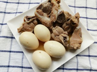 砂锅煮鸡蛋扇骨,煮好后装盘子