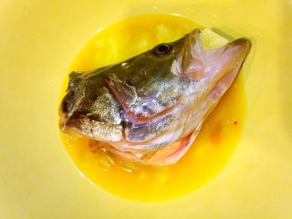 松鼠鳜鱼,鱼嘴塞姜块，裹蛋液