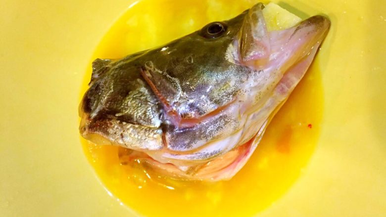 松鼠鳜鱼,鱼嘴塞姜块，裹蛋液