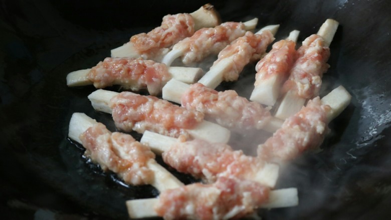 ≈杏鲍菇小肉卷≈,平底锅热油，放入杏鲍菇肉卷，两面煎