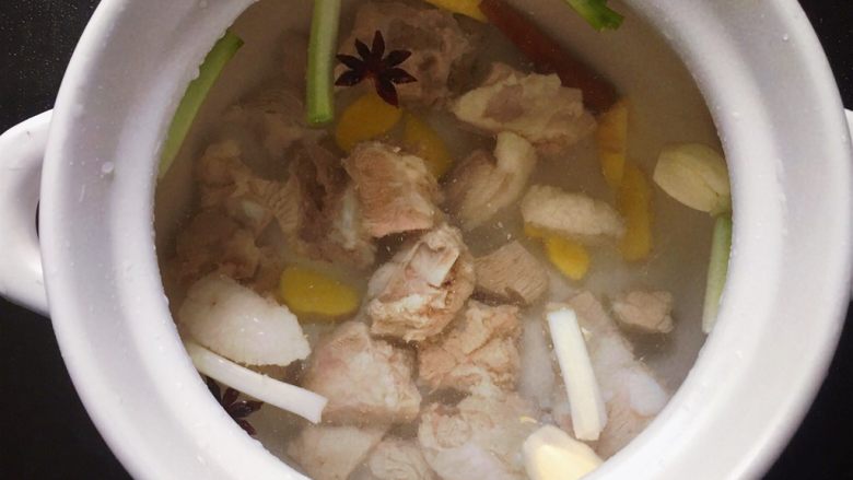 排骨藕汤,加入足量的清水。