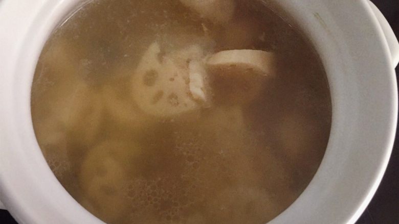 排骨藕汤,将泡好的藕块倒入砂锅中。