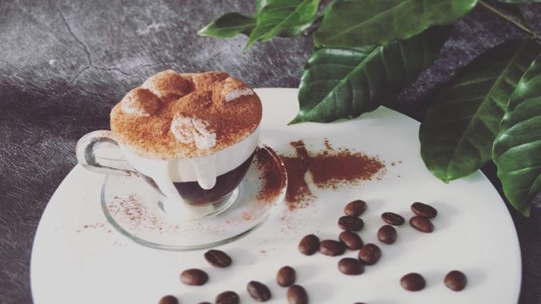 欧美网红——脏咖啡Dirty Coffee,绵密鲜甜过后是对比强烈的苦，巧克力、可可与咖啡的醇香占据整个口腔，层次异常的分明。