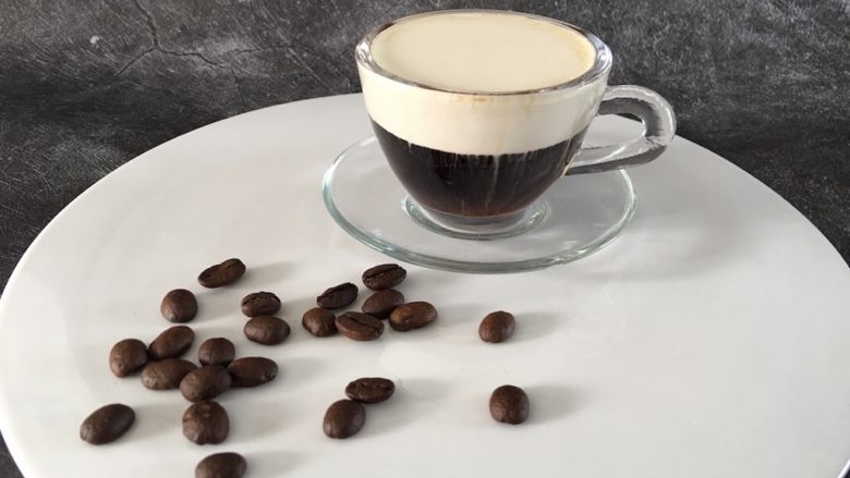欧美网红——脏咖啡Dirty Coffee,将奶油淋在咖啡液表面直至满杯；