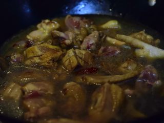 竹乡板栗烧鸡,倒入生抽老抽和水，加盖煮。