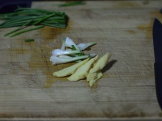 竹乡板栗烧鸡,香料准备。葱白和葱绿切开，姜切片。