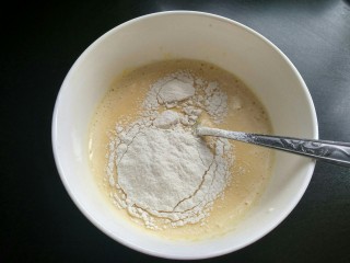 原味蛋挞（无奶油版）,将面粉过筛。