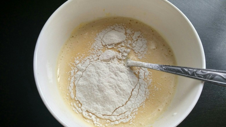 原味蛋挞（无奶油版）,将面粉过筛。