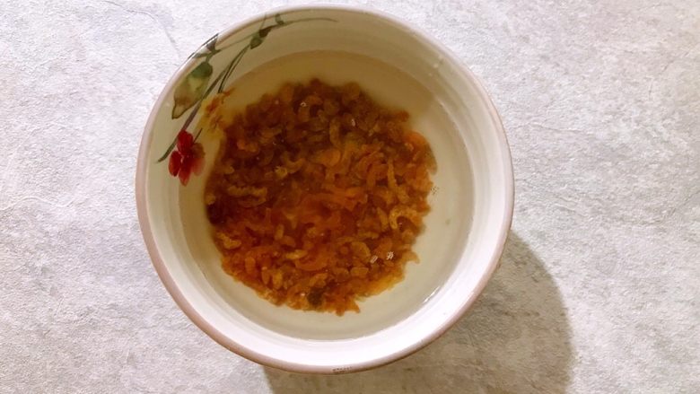 金枝玉叶（家常小炒金钩海米卷心菜）,金钩海米用水稍微冲洗一下，再用温水浸泡，备用
