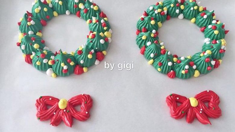 圣诞花环蛋白糖,以绿色为花环底 挤在烘焙纸上 再挤一点红、黃、白色 另外挤上红色的蝴蝶结 最后可以洒一点糖珠