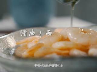 龙井虾仁，一不小心迷倒了苏东坡,把虾仁放入干净的碗内，在表面上浇上清油静置半小时完成浆制