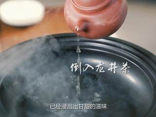 龙井虾仁，一不小心迷倒了苏东坡,将泡好的龙井茶倒入锅内（少许）
