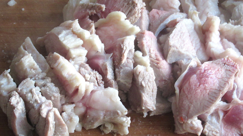 私家御寒羊肉砂锅粉丝煲,羊肉切成大块，有肥肉的部位单独切一部分出来