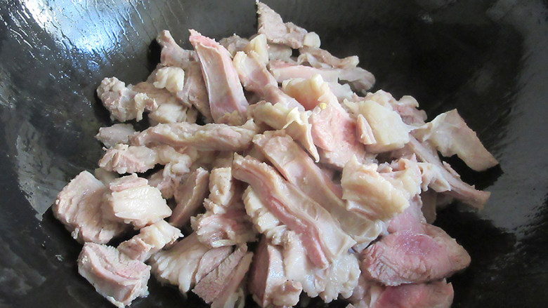 私家御寒羊肉砂锅粉丝煲,锅预热，将肥羊肉放进锅内炸出油来后，放入其他羊肉翻炒2分钟